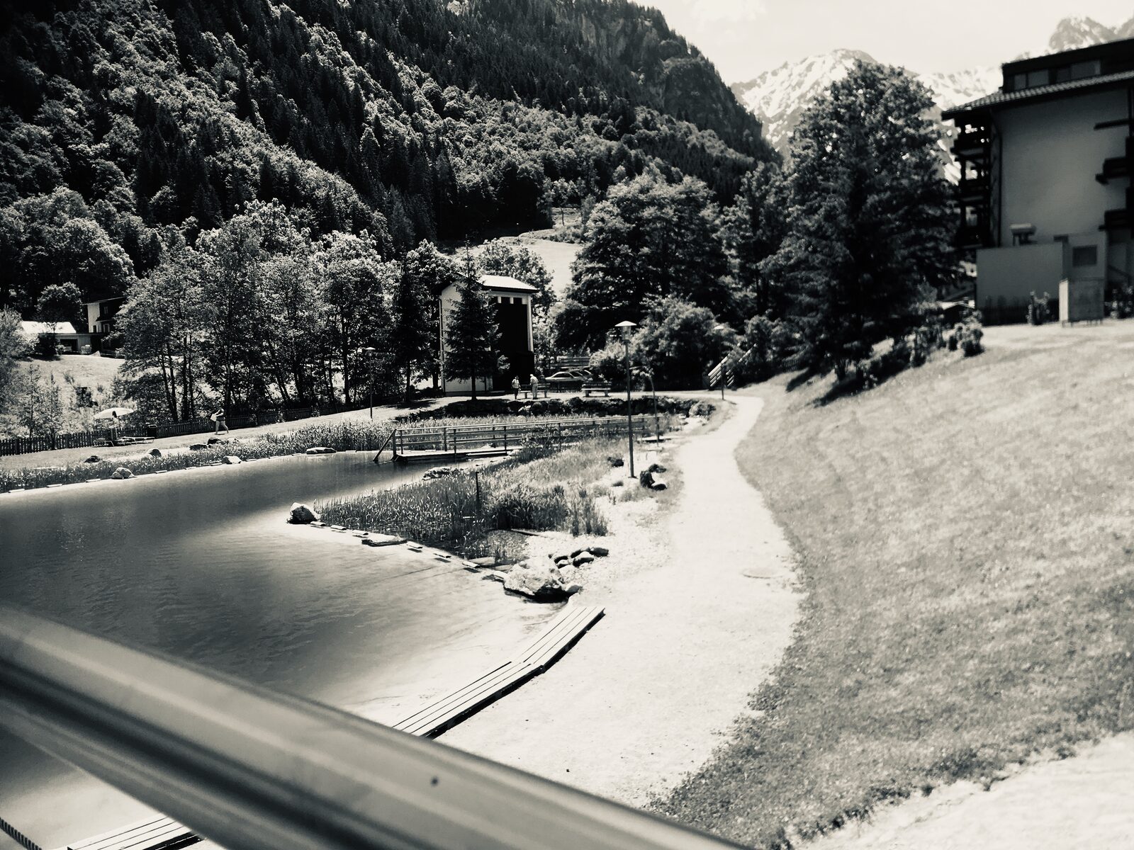 Der Badesteg am Alvierbad mit Blick Richtung Tal