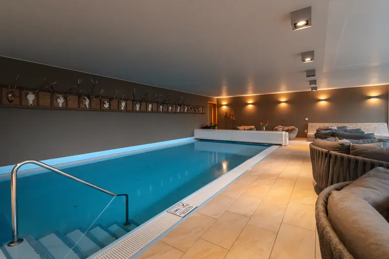 Innenpool mit großzügiger Wasserfläche