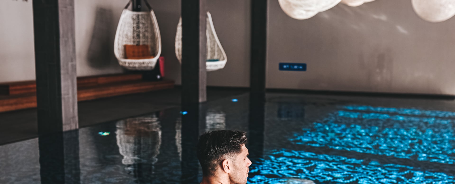 Wellnessbereich mit Pool und Bergblick