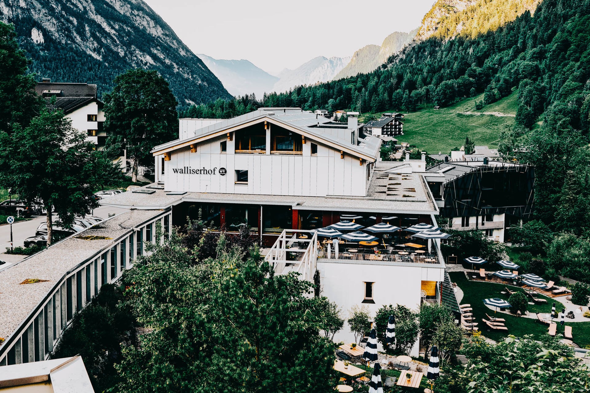 Hotel Walliserhof mit Golfplatz und Bergen